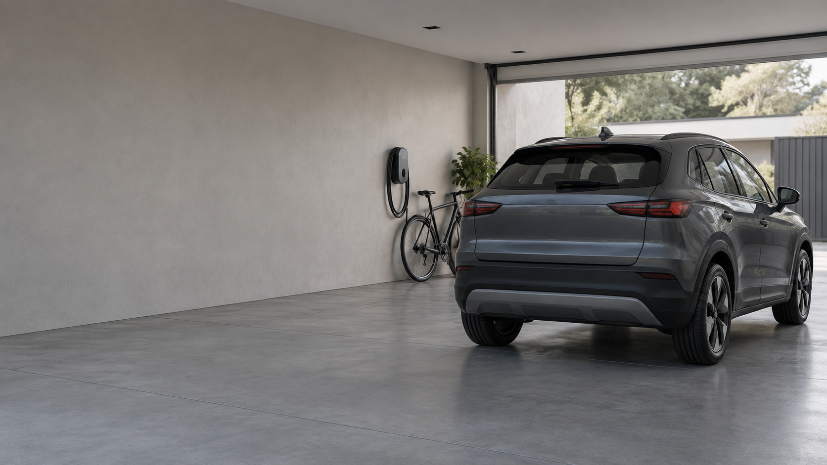 SUV compacto sem marcas estacionado em garagem residencial minimalista, ao lado de uma bicicleta e de um cabo de recarga, com amplo espaço vazio à esquerda.